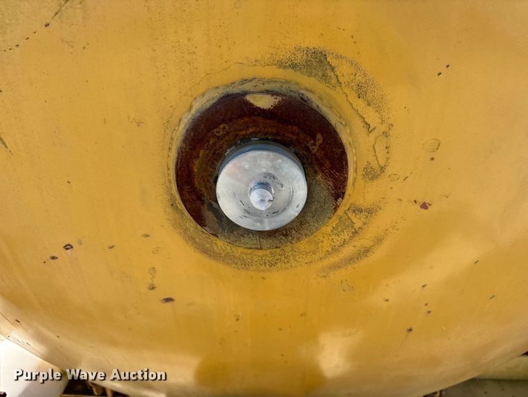 image for item DJ9693 2001 Vermeer E800 vacuum excavator