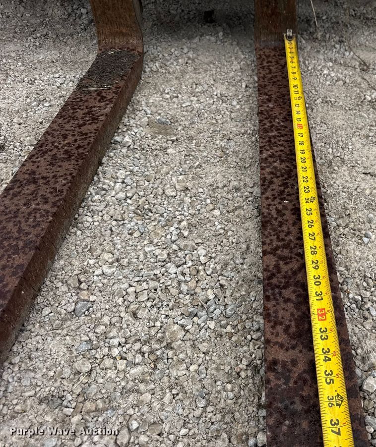 image for item DJ9704 1976 John Deere 480B forklift