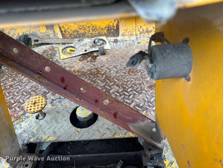 image for item DJ9704 1976 John Deere 480B forklift