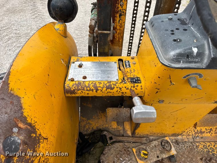 image for item DJ9704 1976 John Deere 480B forklift