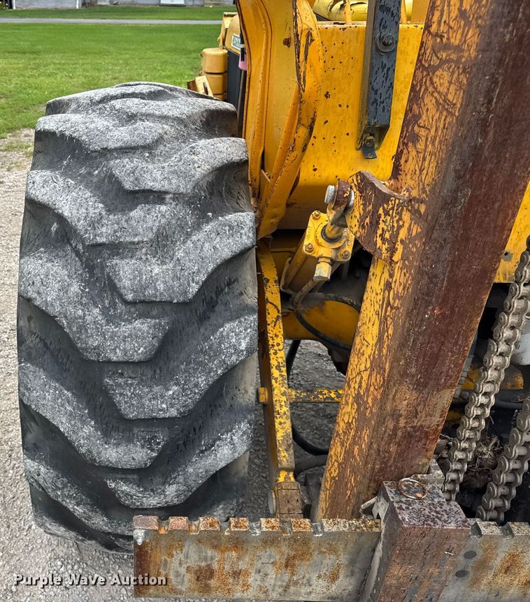 image for item DJ9704 1976 John Deere 480B forklift