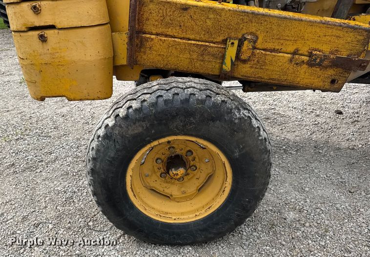 image for item DJ9704 1976 John Deere 480B forklift