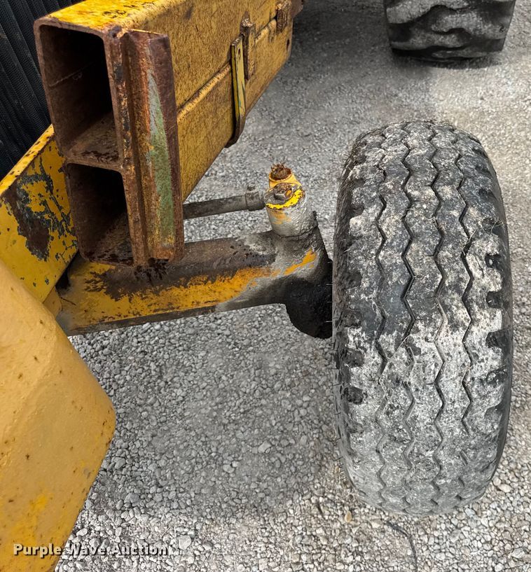 image for item DJ9704 1976 John Deere 480B forklift