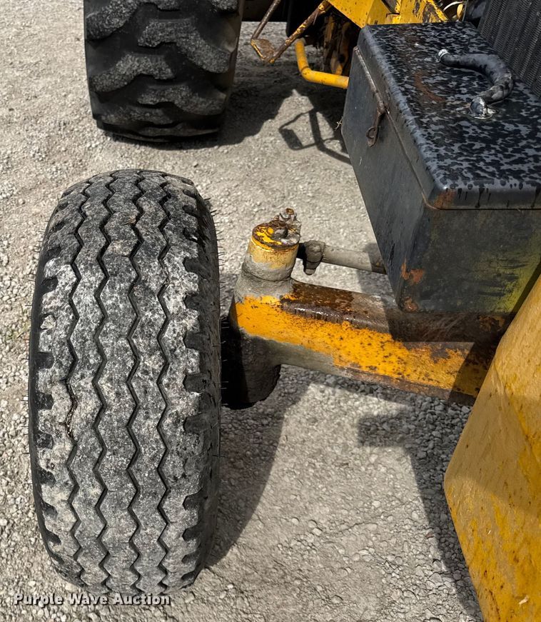 image for item DJ9704 1976 John Deere 480B forklift