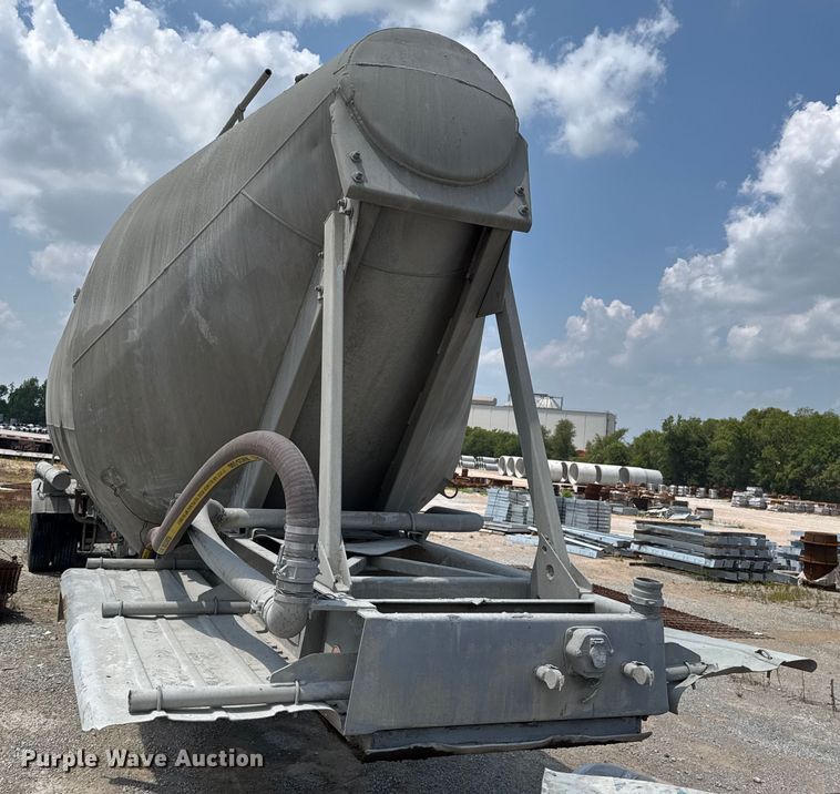 image for item DO0882 1981 Fruehauf pneumatic dry bulk trailer