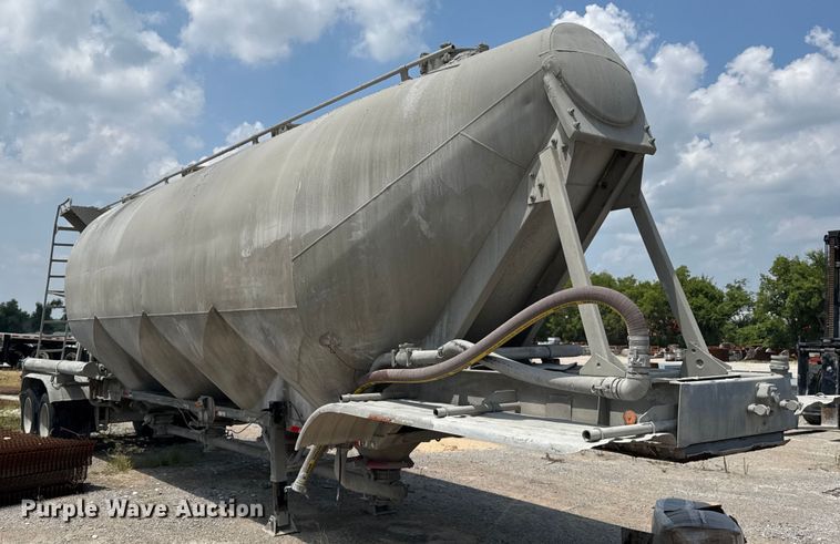 image for item DO0882 1981 Fruehauf pneumatic dry bulk trailer