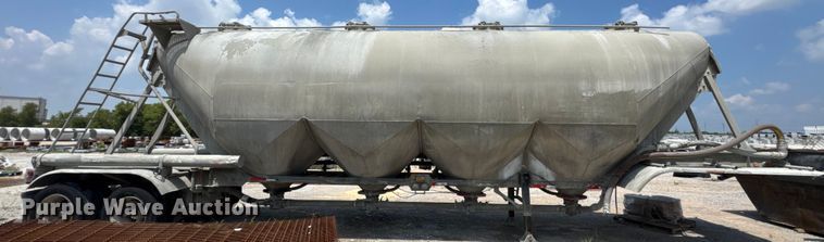 image for item DO0882 1981 Fruehauf pneumatic dry bulk trailer