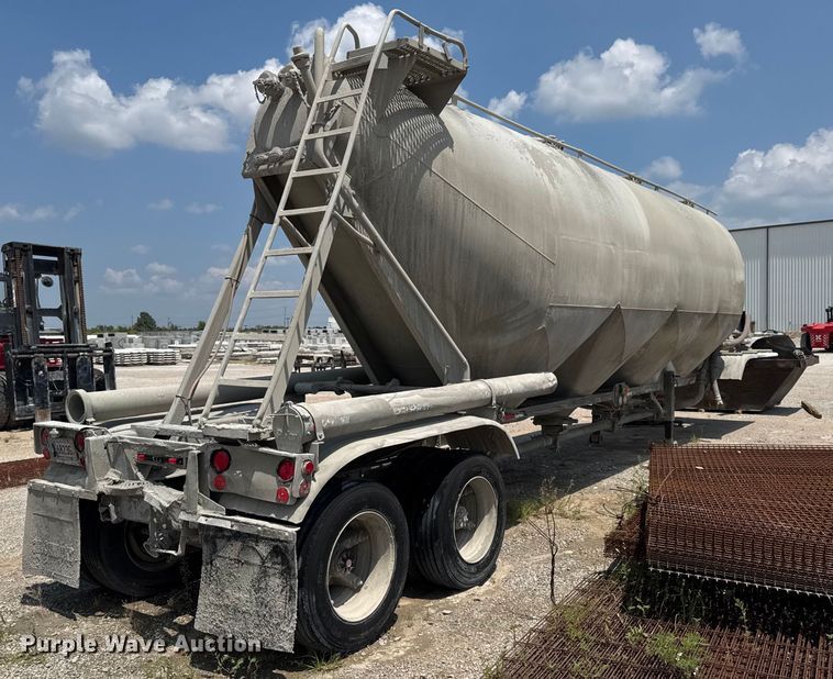 image for item DO0882 1981 Fruehauf pneumatic dry bulk trailer