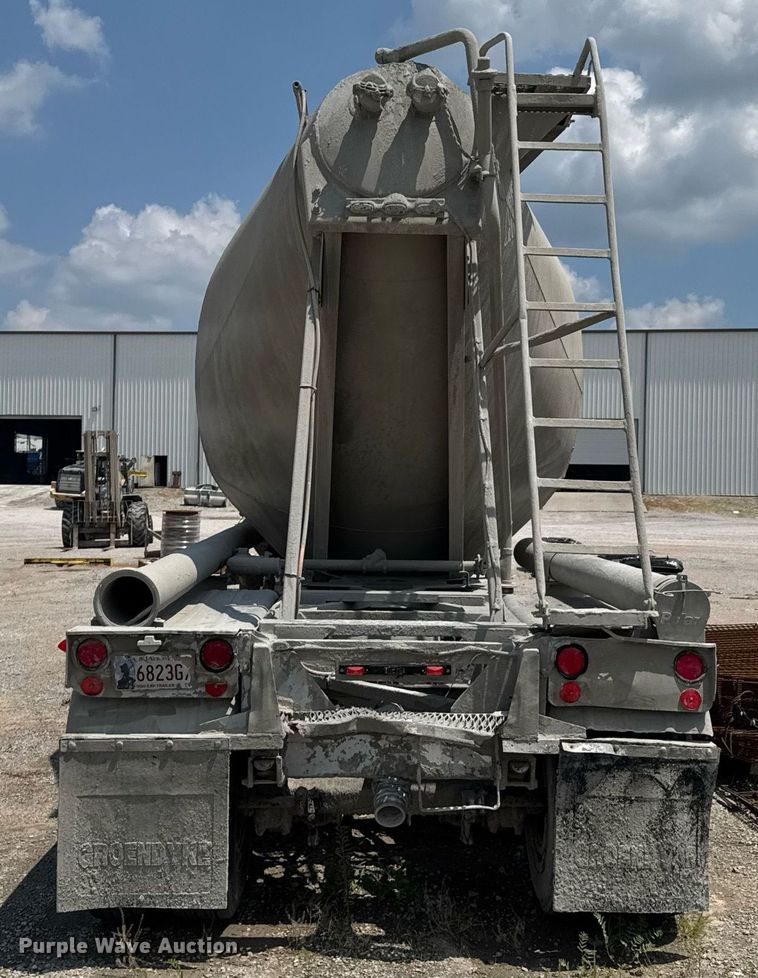 image for item DO0882 1981 Fruehauf pneumatic dry bulk trailer