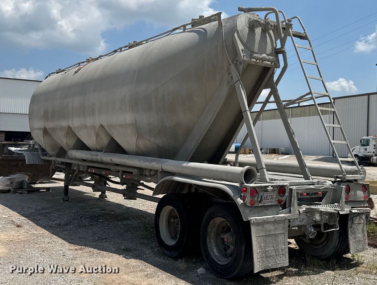image for item DO0882 1981 Fruehauf pneumatic dry bulk trailer