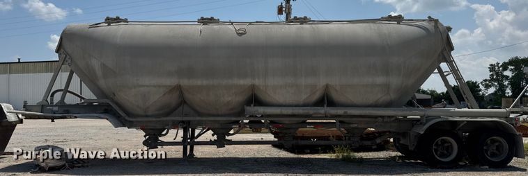 image for item DO0882 1981 Fruehauf pneumatic dry bulk trailer