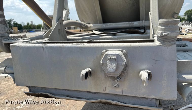 image for item DO0882 1981 Fruehauf pneumatic dry bulk trailer