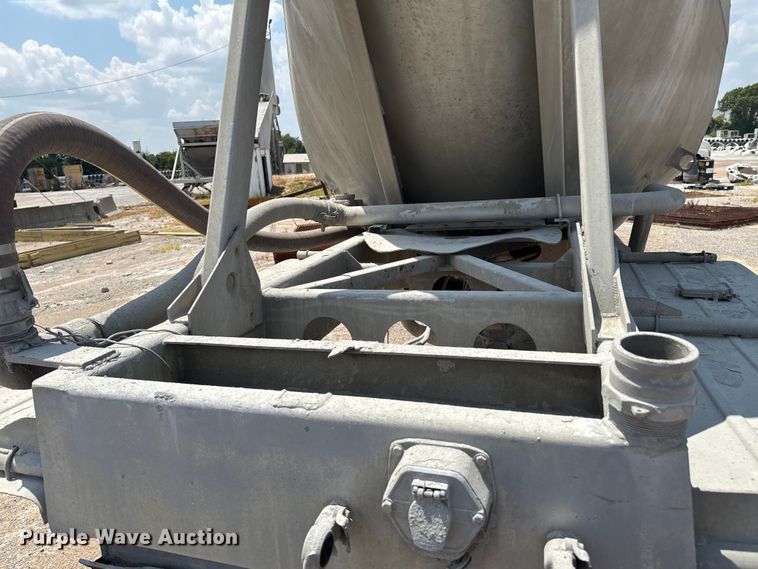 image for item DO0882 1981 Fruehauf pneumatic dry bulk trailer