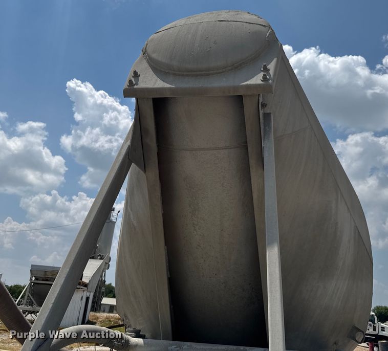 image for item DO0882 1981 Fruehauf pneumatic dry bulk trailer