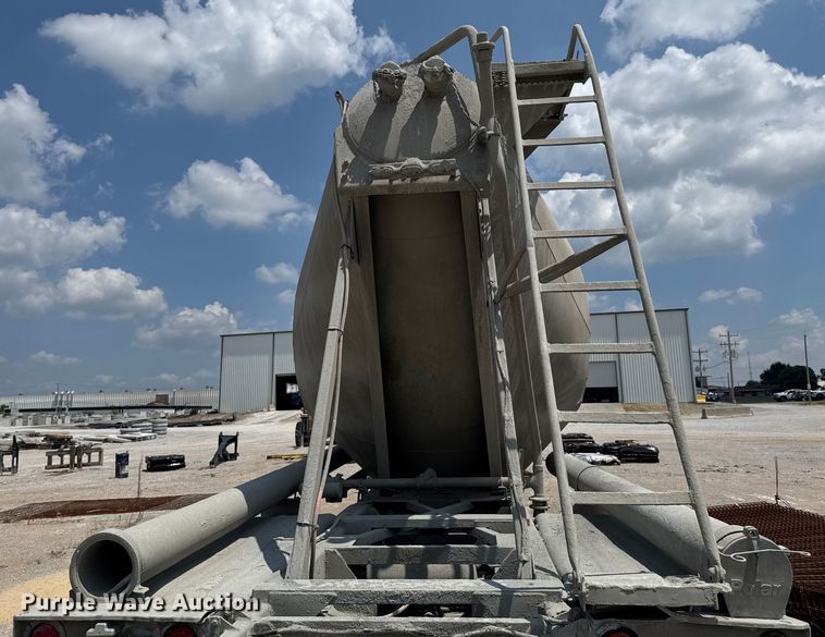 image for item DO0882 1981 Fruehauf pneumatic dry bulk trailer