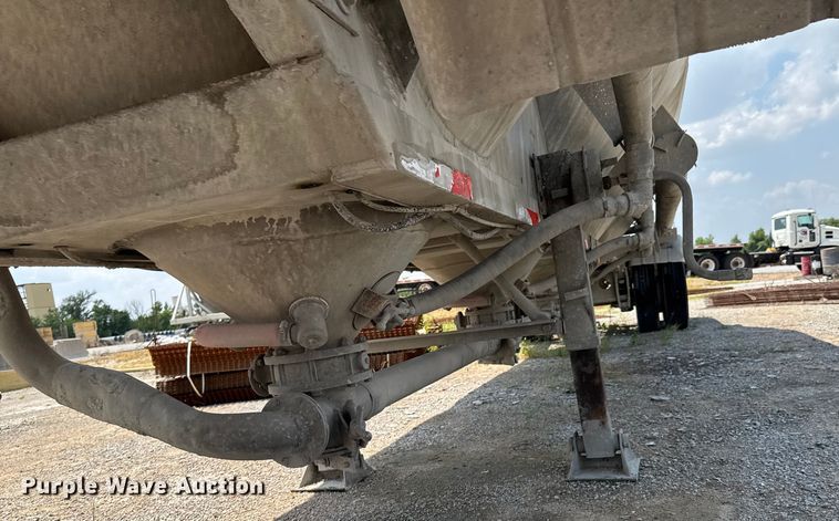 image for item DO0882 1981 Fruehauf pneumatic dry bulk trailer