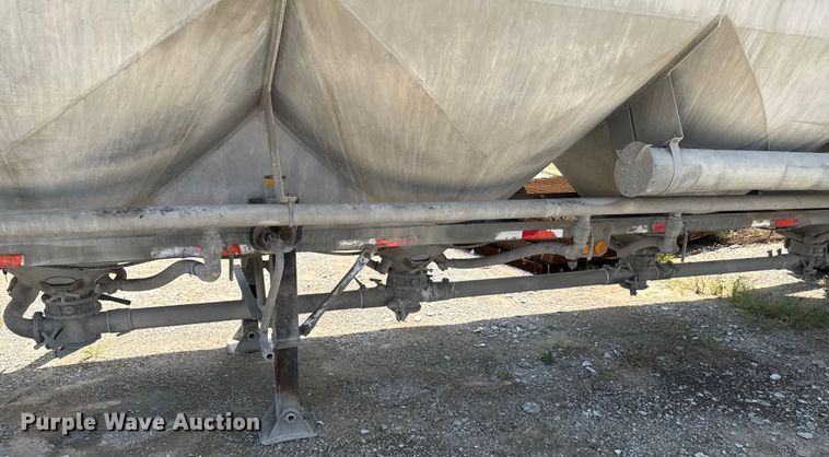 image for item DO0882 1981 Fruehauf pneumatic dry bulk trailer