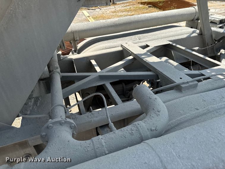 image for item DO0882 1981 Fruehauf pneumatic dry bulk trailer