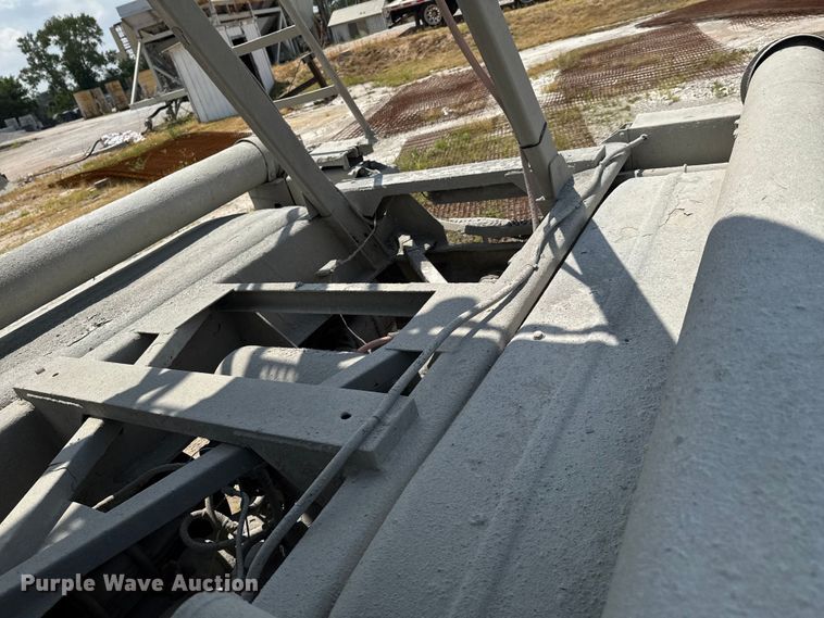 image for item DO0882 1981 Fruehauf pneumatic dry bulk trailer