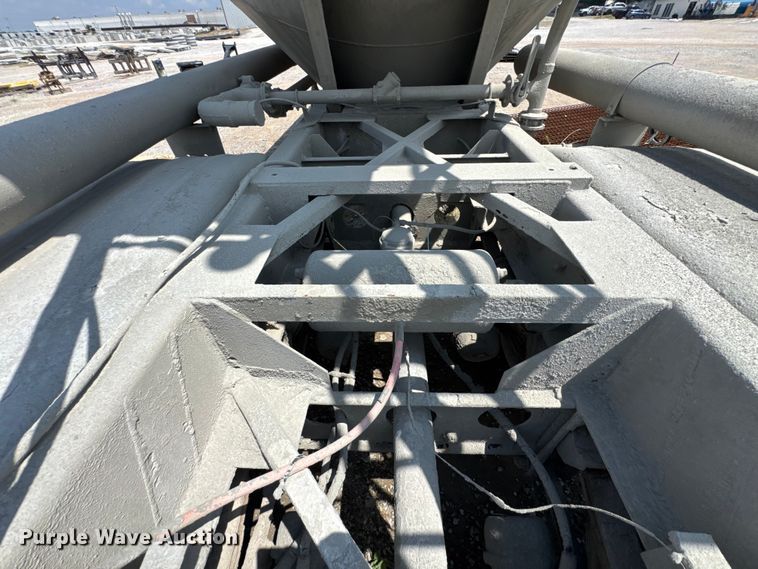 image for item DO0882 1981 Fruehauf pneumatic dry bulk trailer