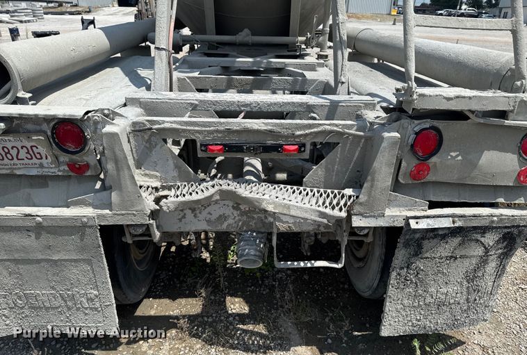 image for item DO0882 1981 Fruehauf pneumatic dry bulk trailer