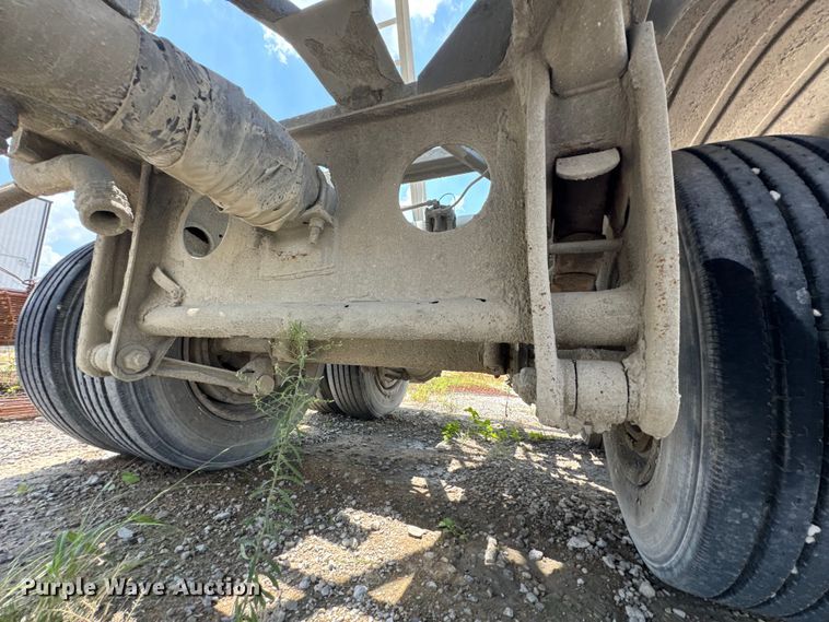 image for item DO0882 1981 Fruehauf pneumatic dry bulk trailer