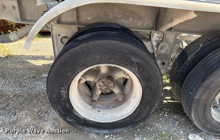 image for item DO0882 1981 Fruehauf pneumatic dry bulk trailer