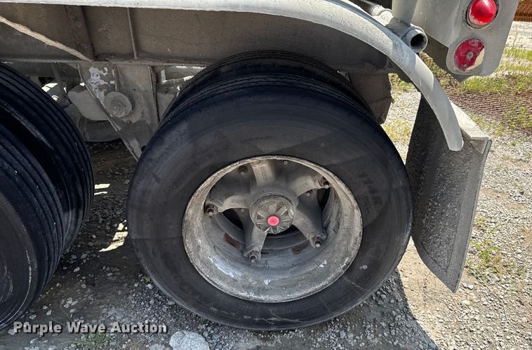 image for item DO0882 1981 Fruehauf pneumatic dry bulk trailer