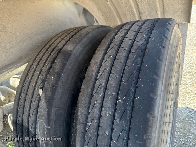 image for item DO0882 1981 Fruehauf pneumatic dry bulk trailer