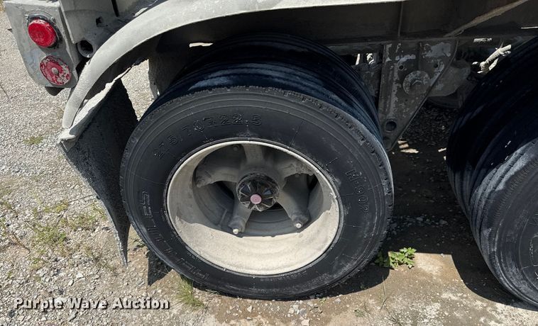 image for item DO0882 1981 Fruehauf pneumatic dry bulk trailer