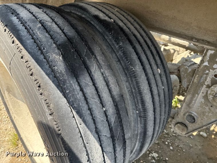 image for item DO0882 1981 Fruehauf pneumatic dry bulk trailer