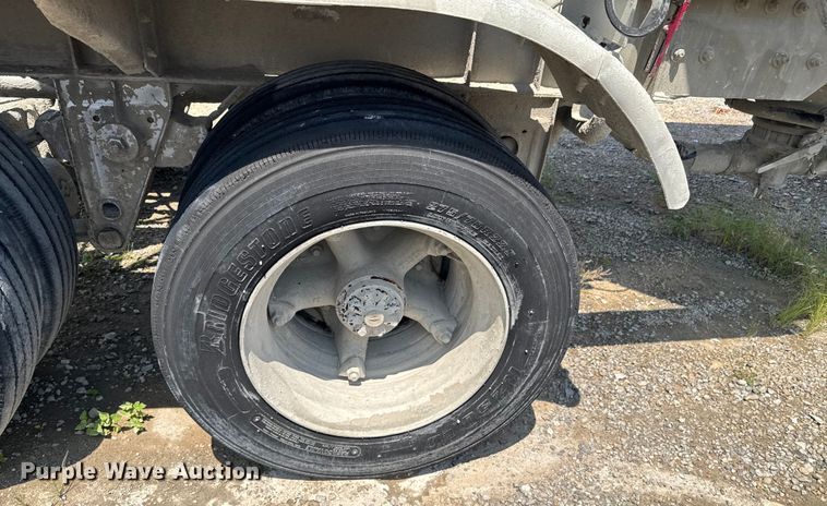 image for item DO0882 1981 Fruehauf pneumatic dry bulk trailer