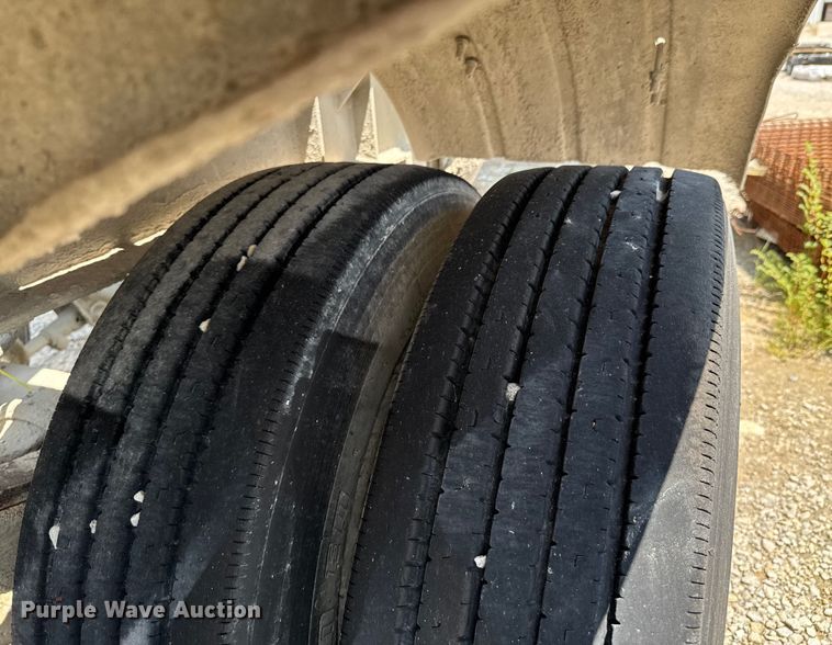 image for item DO0882 1981 Fruehauf pneumatic dry bulk trailer