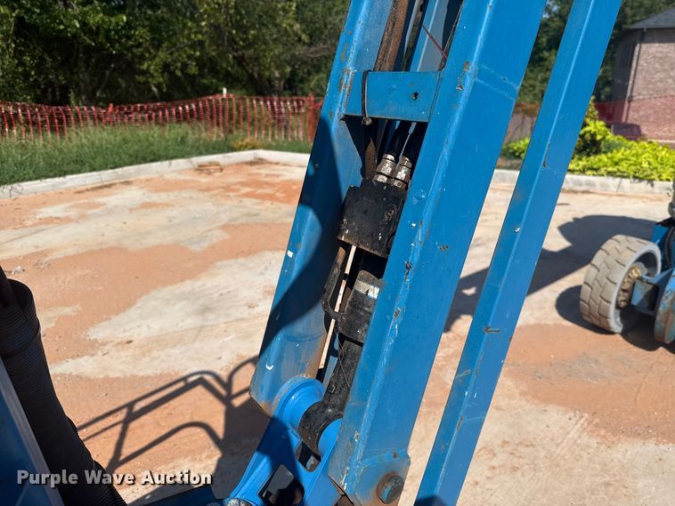 image for item DO7176 2007 Genie Z-30/20N boom lift