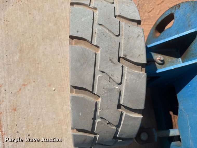 image for item DO7176 2007 Genie Z-30/20N boom lift