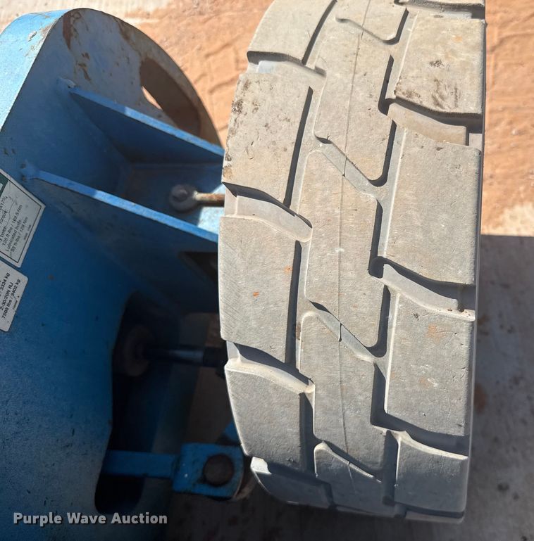 image for item DO7176 2007 Genie Z-30/20N boom lift