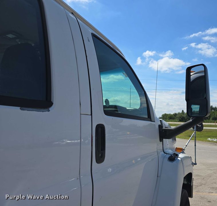 image for item DP8841 2006 GMC C7500 truck cab and chassis