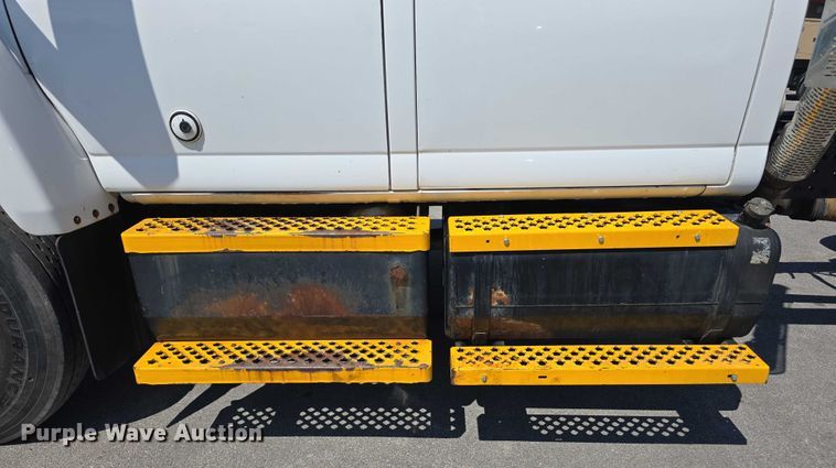 image for item DP8841 2006 GMC C7500 truck cab and chassis