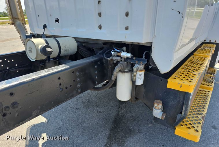 image for item DP8841 2006 GMC C7500 truck cab and chassis