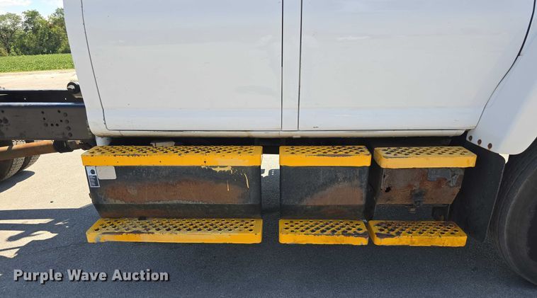 image for item DP8841 2006 GMC C7500 truck cab and chassis