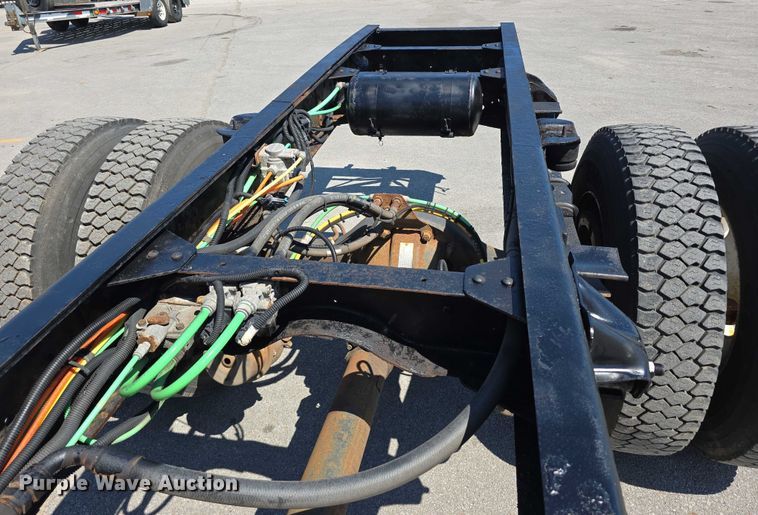 image for item DP8841 2006 GMC C7500 truck cab and chassis