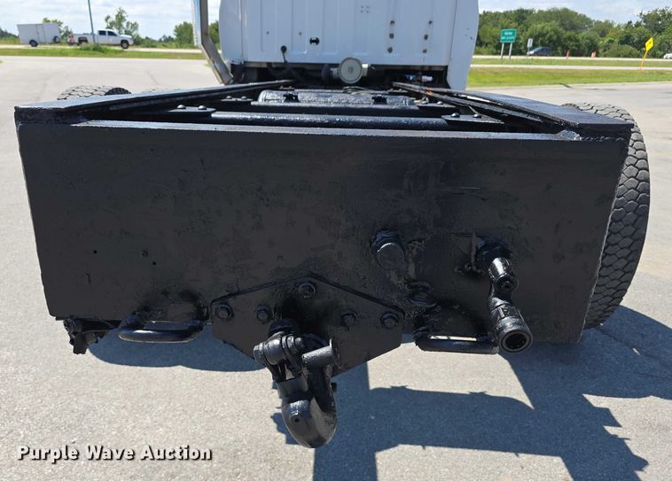 image for item DP8841 2006 GMC C7500 truck cab and chassis