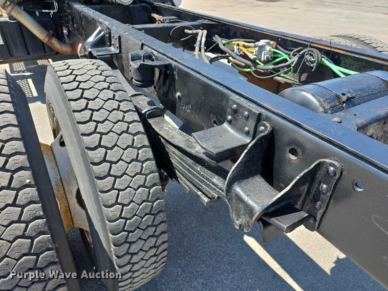 image for item DP8841 2006 GMC C7500 truck cab and chassis