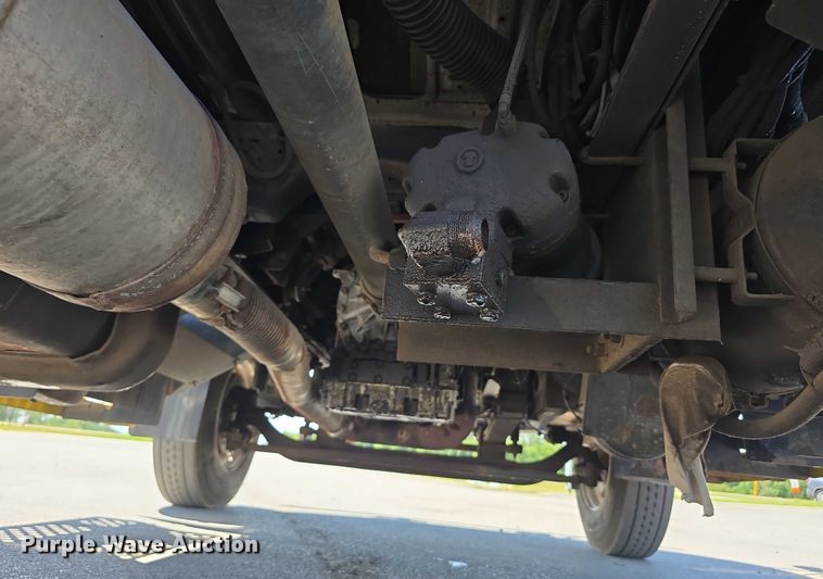 image for item DP8841 2006 GMC C7500 truck cab and chassis