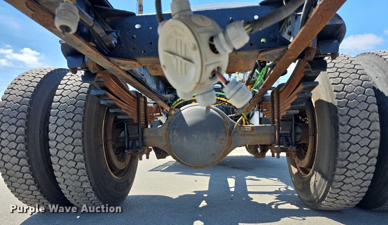 image for item DP8841 2006 GMC C7500 truck cab and chassis