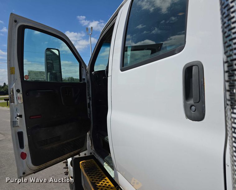image for item DP8841 2006 GMC C7500 truck cab and chassis
