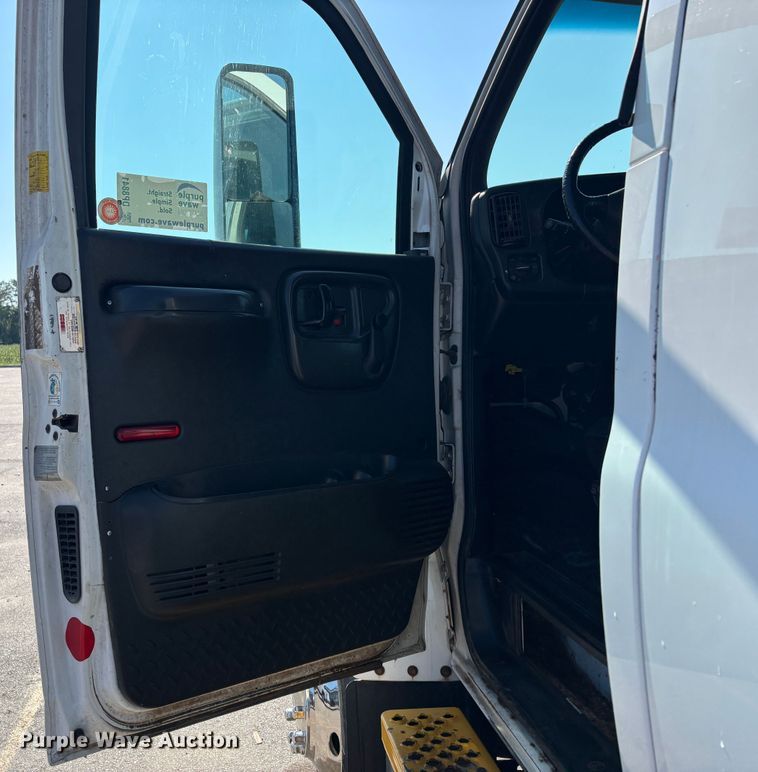 image for item DP8841 2006 GMC C7500 truck cab and chassis