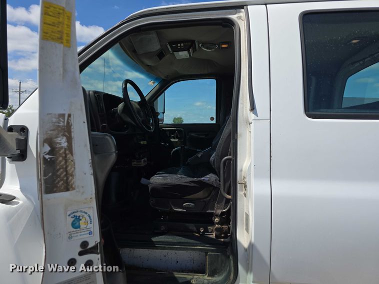 image for item DP8841 2006 GMC C7500 truck cab and chassis
