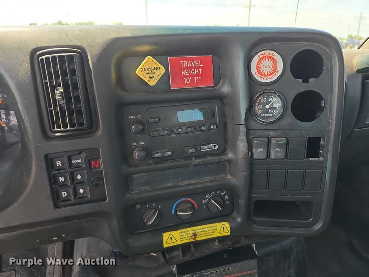 image for item DP8841 2006 GMC C7500 truck cab and chassis