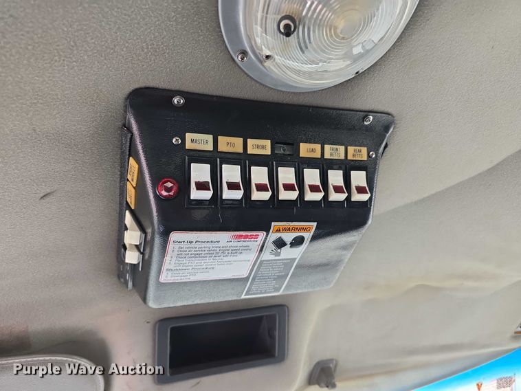 image for item DP8841 2006 GMC C7500 truck cab and chassis